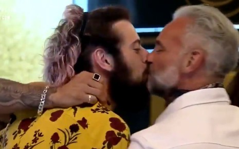 Imagem de beijo entre Lucas Strabko, o Cartolouco, e Mateus Carrieri