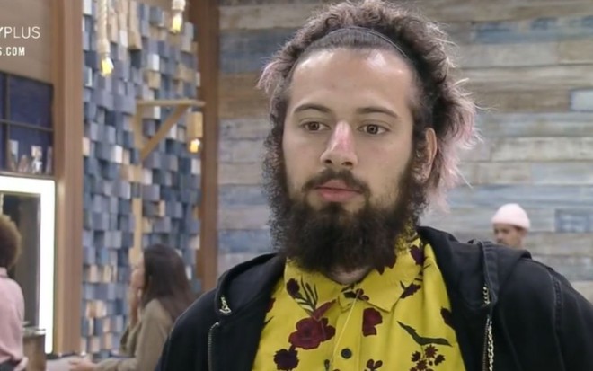 Imagem de Lucas Strabko, o Cartolouco, com blusa amarela em A Fazenda 12