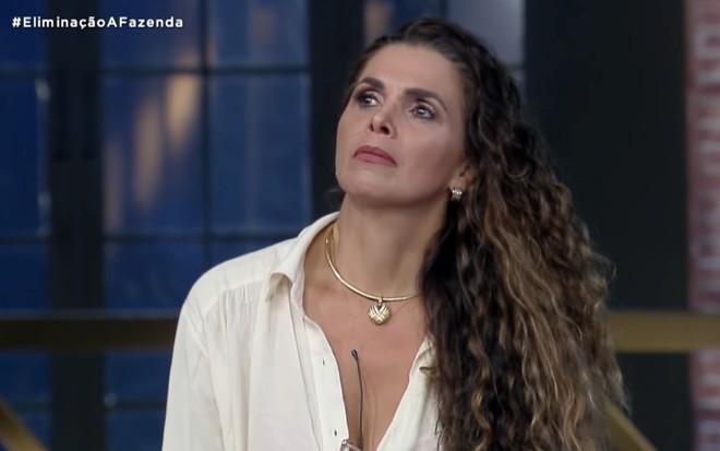 Luiza Ambiel lixando as unhas