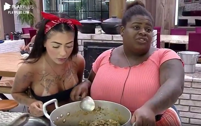 Imagem de MC Mirella e Jojo Todynho cozinhando em A Fazenda 12