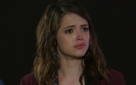 A atriz Agatha Moreira chora e faz cara de decepção em cena como Camila de Haja Coração