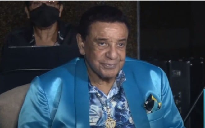 Agnaldo Timóteo em apresentação musical no Rio, de camisa azul