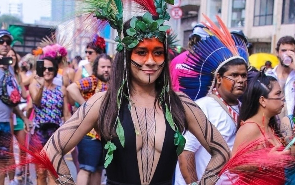 A atriz Alessandra Negrini fantasiada de índia durante o Carnaval em São Paulo, neste ano
