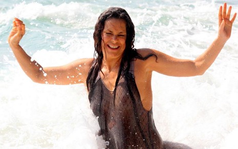 A Giovanna Gold usa um vestido transparente no meio do mar e se diverte com as ondas