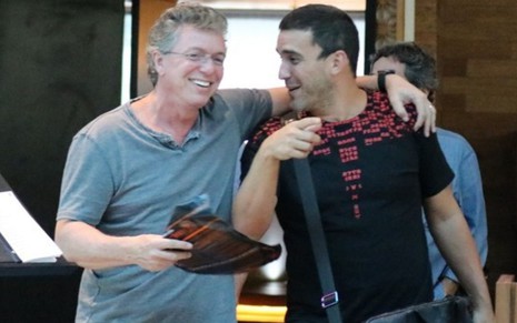 O diretor da Globo J.B. Oliveira, Boninho (à esquerda), aparece abraçado com o apresentador Andre Marques