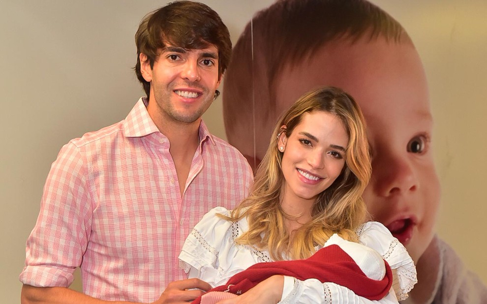 O jogador Kaká e a modelo Carol Dias na saída da maternidade Pro Matre, em São Paulo, com bebê no colo