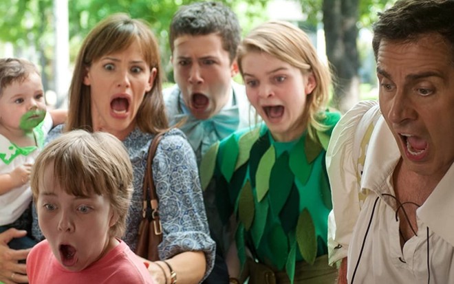 Com expressões assustadas e gritando estão os atores: Ed Oxenbould, Jennifer Garner, Dylan Minnette, Kerris Dorsey e Steve Carell