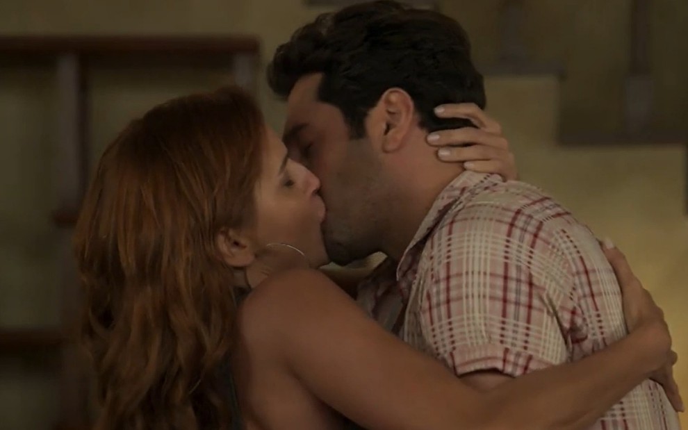 A atriz Deborah Secco beija o ator João Baldasserini em cena como Alexia/Josimara e Zezinho de Salve-se Quem Puder