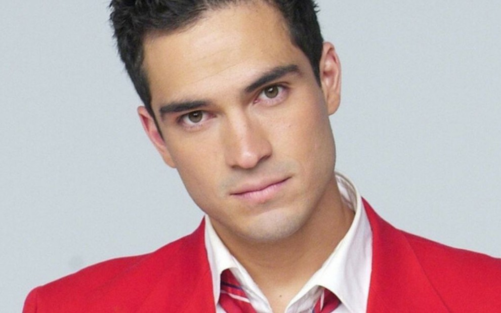 Alfonso Herrera caracterizado como Miguel na novela mexicana Rebelde