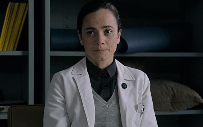 Alice Braga usa um jaleco de médica em cena como a Dra. Cecilia Reyes no filme Os Novos Mutantes (2020)