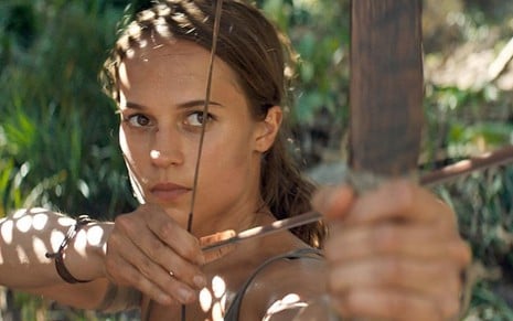 Lara Croft (Alicia Vikander) aponta um arco e flecha em cena do filme Tomb Raider - A Origem (2018)