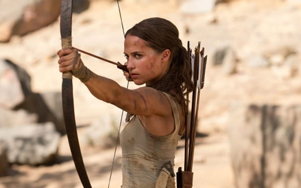 Alicia Vikander mira com seu arco e flecha em cena do filme Tomb Raider: A Origem (2018)