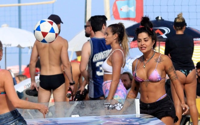 Aline Riscado observando a bola em partida de futmesa na praia do Leblon