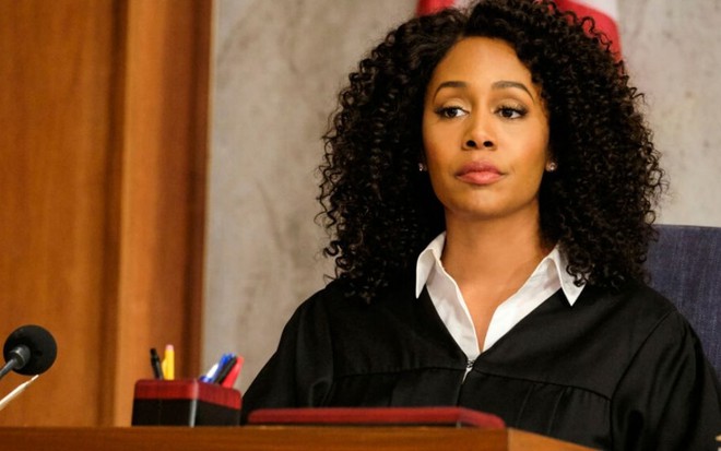 Simone Missick é a juíza Lola Carmichael em All Rise