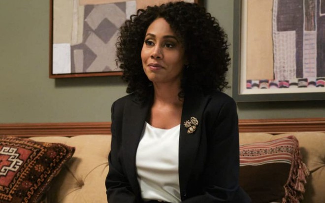 Simone Missick sentada em cena da série All Rise