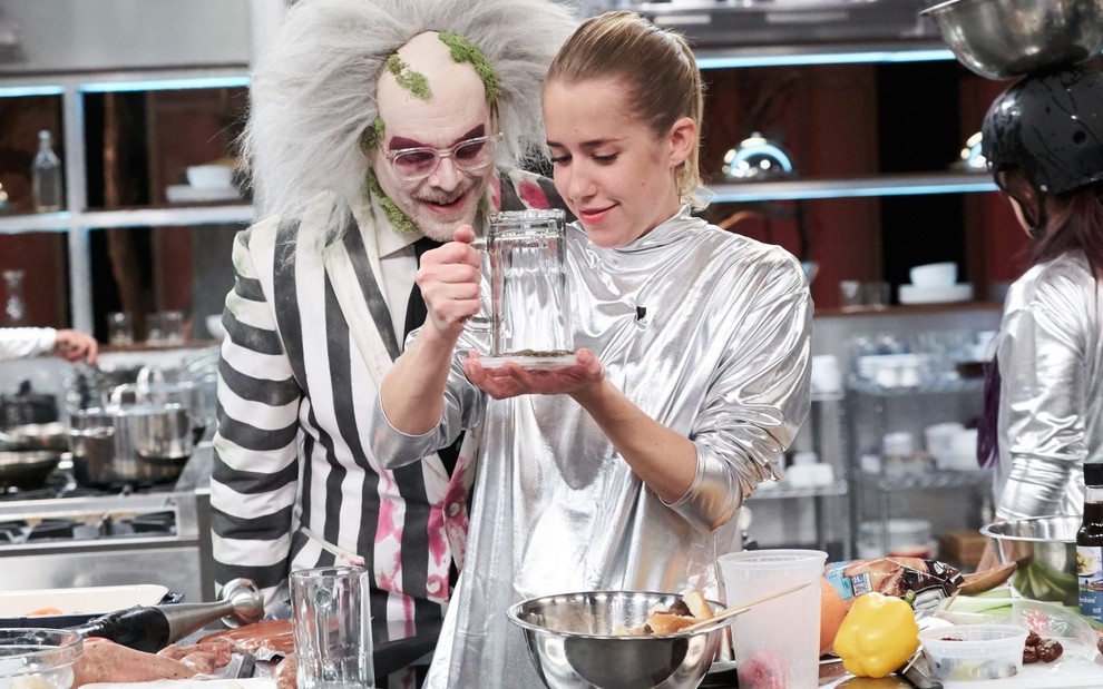 O apresentador Alton Brown tenta atrapalhar a chef Natalie Beck na versão norte-americana de Mestres da Sabotagem