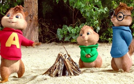 Alvin, Theodore e Simon ao redor de uma fogueira apagada em cena de Alvin e os Esquilos 3