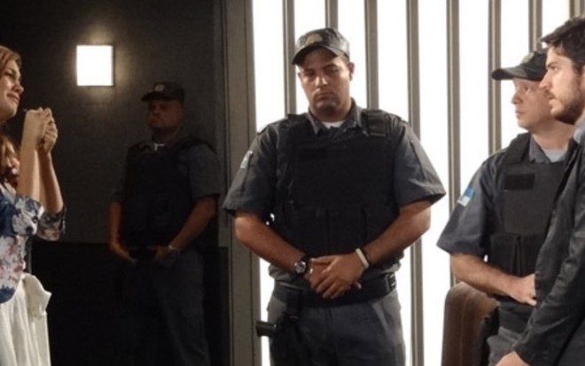 Sophie Charlotte chora ao ver Marco Pigossi sendo levado por policiais em gravação da novela Fina Estampa, da TV Globo
