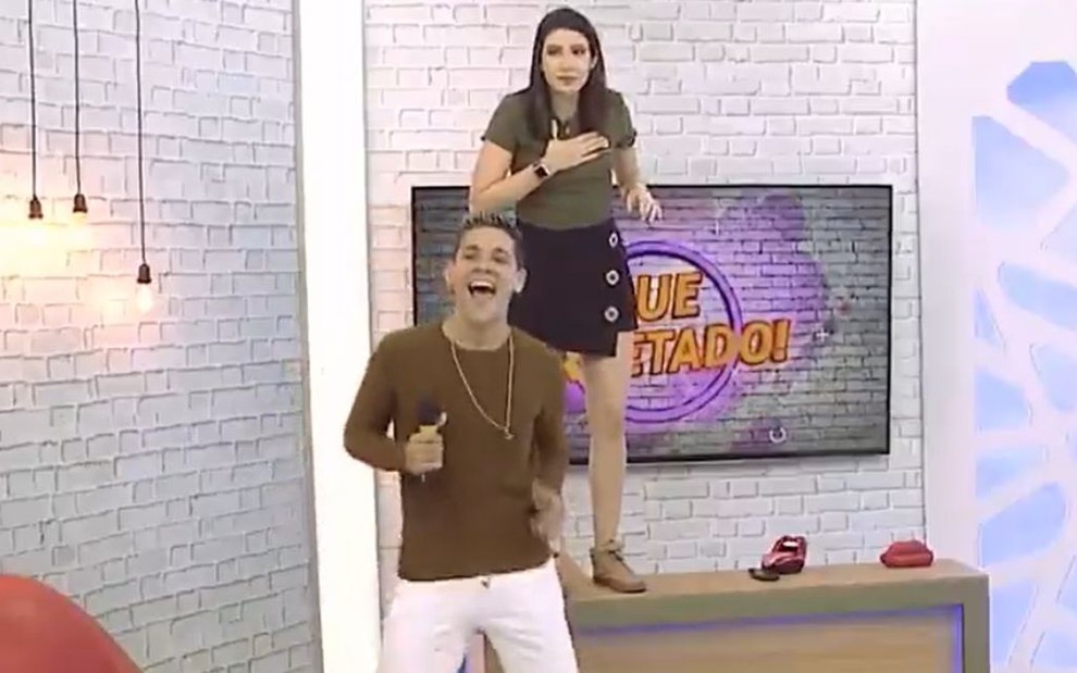 Leo Nascimento e Amanda Neves (que subiu na bancada) no Que Arretado, da TV Clube, em 19 de agosto de 2020