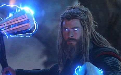 Com o martelo cheio de raios, Thor (Chris Hemsworth) se prepara para a luta em cena de Vingadores: Ultimato