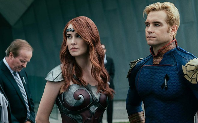 Os atores Dominique McElligott e Antony Starr em cena de The Boys, sucesso do Prime Video