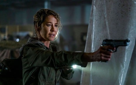 Jenna Elfman aponta arma e faz expressão de desespero em cena de Fear the Walking Dead