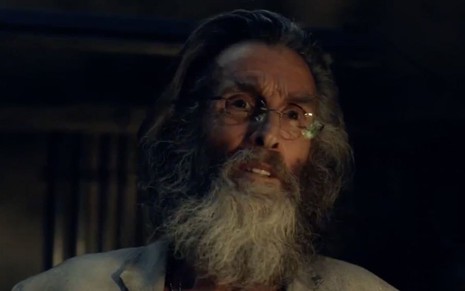 John Glover, barbudo e de óculos, no trailer de Fear the Walking Dead