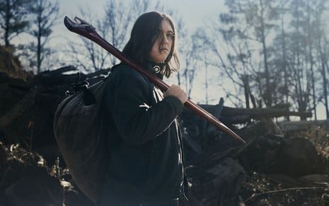 Hal Cumpston segura uma ferramenta sobre o ombro em foto promocional de The Walking Dead: World Beyond