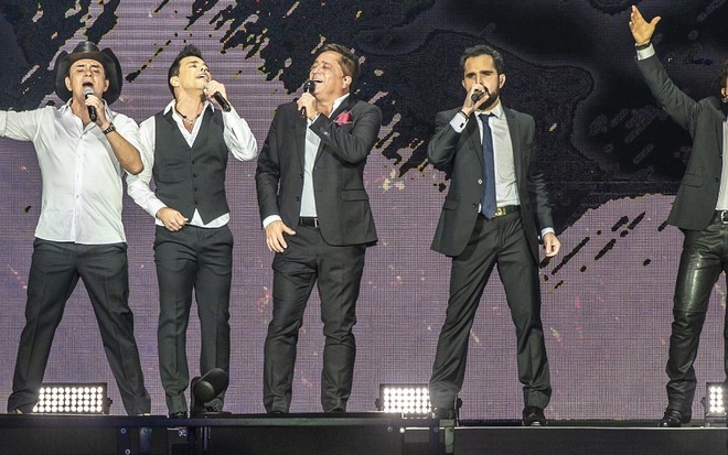 Chitãozinho, Zezé Di Camargo, Leonardo, Luciano e Xororó cantam no show Amigos - A História Continua