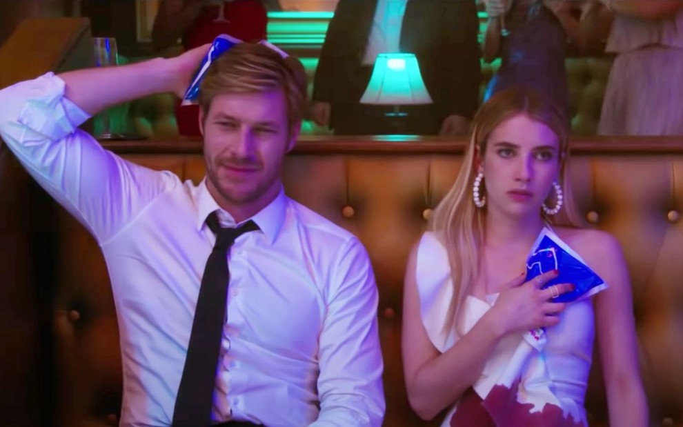 Luke Bracey e Emma Roberts emburrados em foto do filme Amor com Data Marcada (2020)