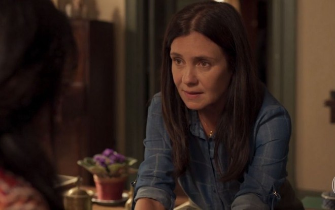 Imagem de Adriana Esteves em cena de Amor de Mãe como Thelma
