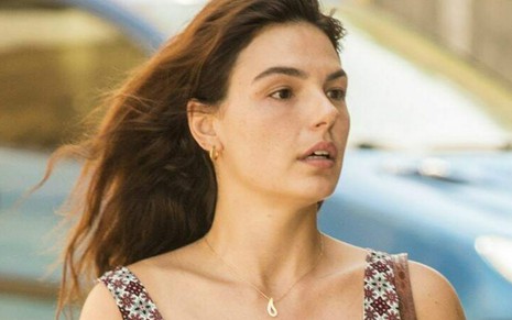A atriz Isis Valverde em cena como a personagem Betina de Amor de Mãe