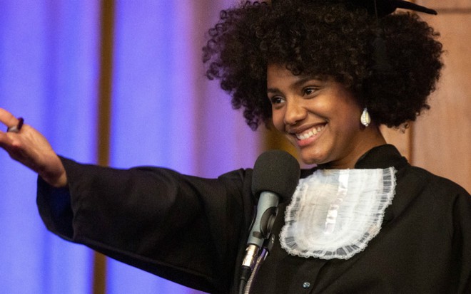 A atriz Jéssica Ellen durante cena da formatura de Camila, sua personagem em Amor de Mãe