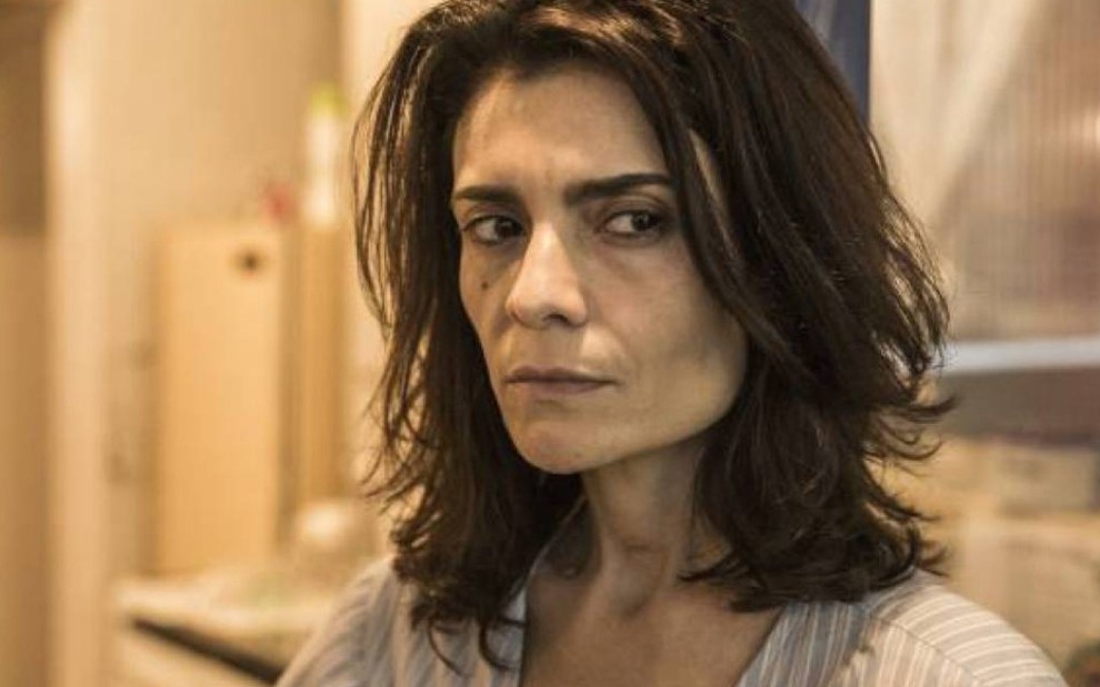 A atriz Arieta Corrêa durante cena em um hospital, caracterizada como a Leila de Amor de Mãe