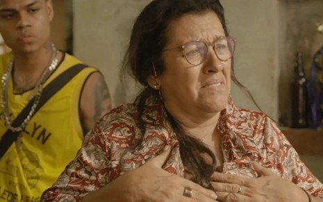A atriz Regina Casé em cena de choro como a Lurdes de Amor de Mãe