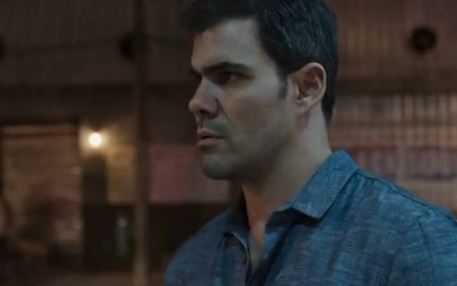 O ator Juliano Cazarré em cena como Magno em Amor de Mãe