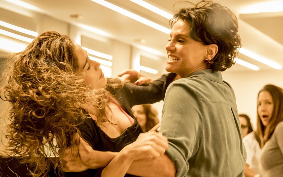 As atrizes Nanda Costa e Malu Galli saem no tapa em capítulo de Amor de Mãe, novela das nove da TV Globo