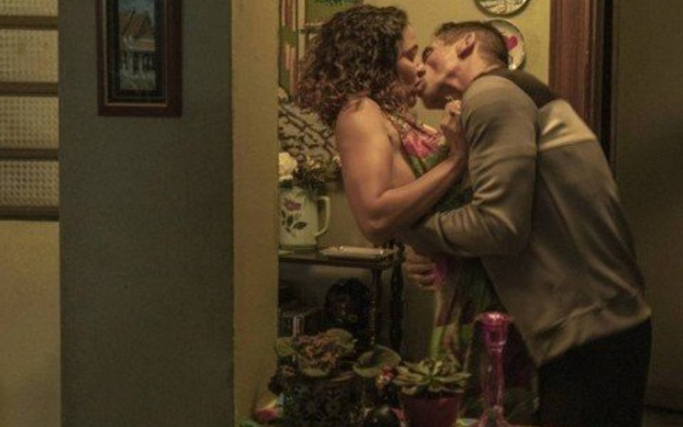 Os atores Clarissa Pinheiro e Tuca Andrada em cena de beijo em Amor de Mãe