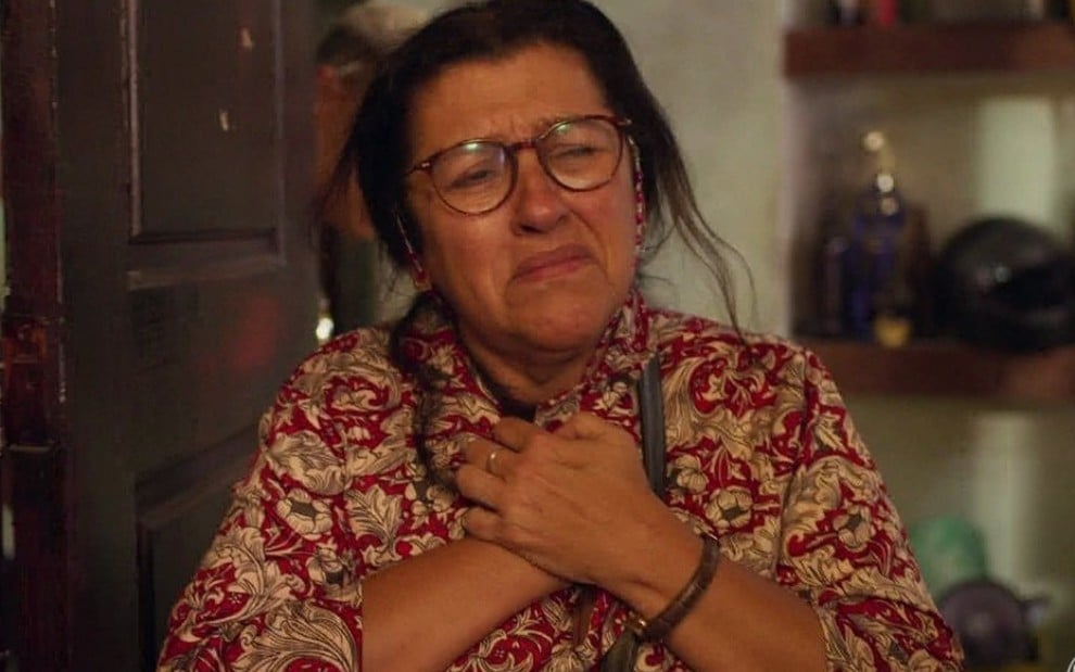 A atriz Regina Casé chora em cena como a Lurdes de Amor de Mãe