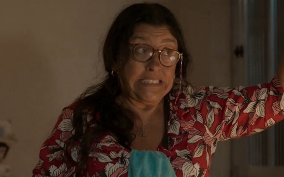 A atriz Regina Casé caracterizada como a personagem Lurdes em cena da novela Amor de Mãe