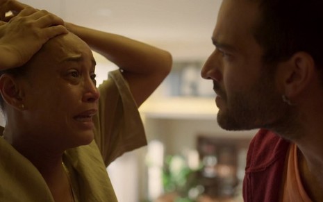 Vitória (Taís Araujo) desesperada em encontro com Sandro (Humberto Carrão) na novela Amor de Mãe, da Globo