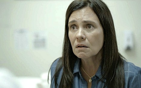A atriz Adriana Esteves faz cara de desespero em cena da novela Amor de Mãe, da TV Globo