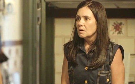 A atriz Adriana Esteves com expressão assustada em cena como Thelma em Amor de Mãe