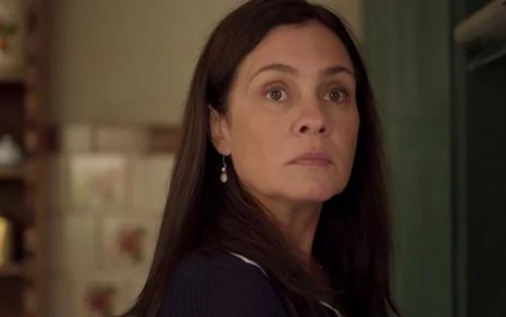 A atriz Adriana Esteves com expressão séria em cena como Thelma em Amor de Mãe