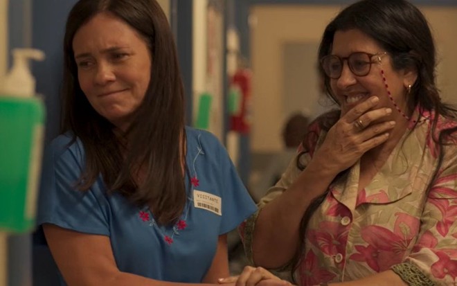 Cena de Amor de Mãe exibida no sábado (11), com Thelma (Adriana Esteves) e Lurdes (Regina Casé)