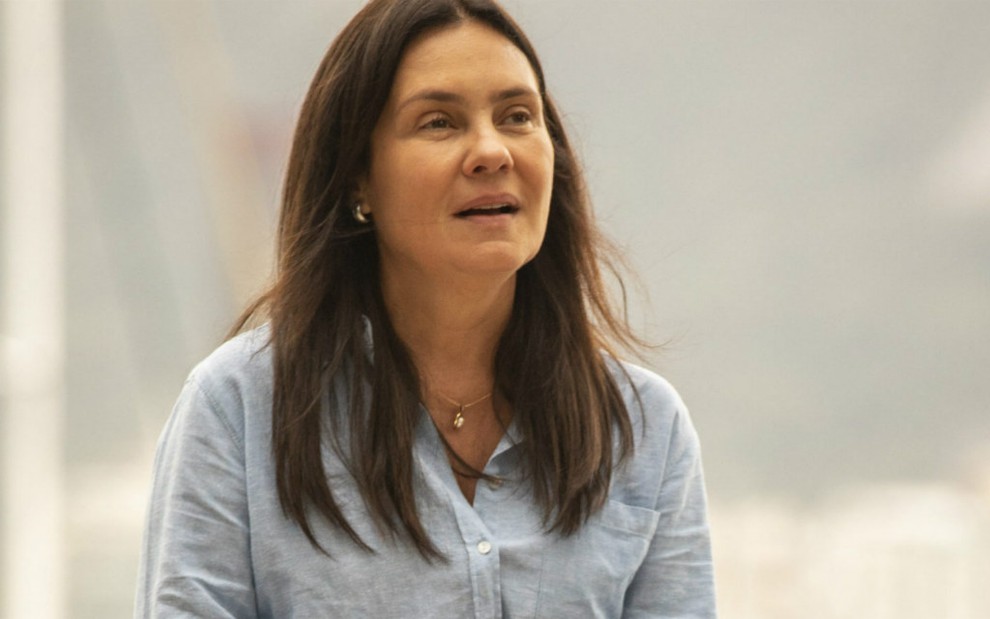 A atriz Adriana Esteves em cena como Thelma em Amor de Mãe