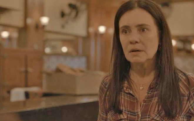 A atriz Adriana Esteves em cena como Thelma em Amor de Mãe