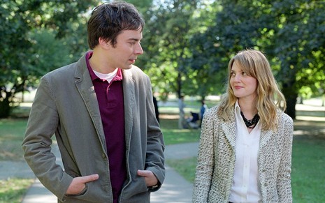 Jimmy Fallon e Drew Barrymore conversam em cena de Amor em Jogo (2005)