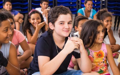 O ator mirim Matheus Sampaio, de 12 anos, em meio aos jovens da Casa das Crianças de Rio Claro