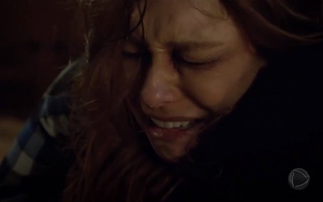 A atriz Day Mesquita chorando em cena como a personagem Poderosa em Amor Sem Igual